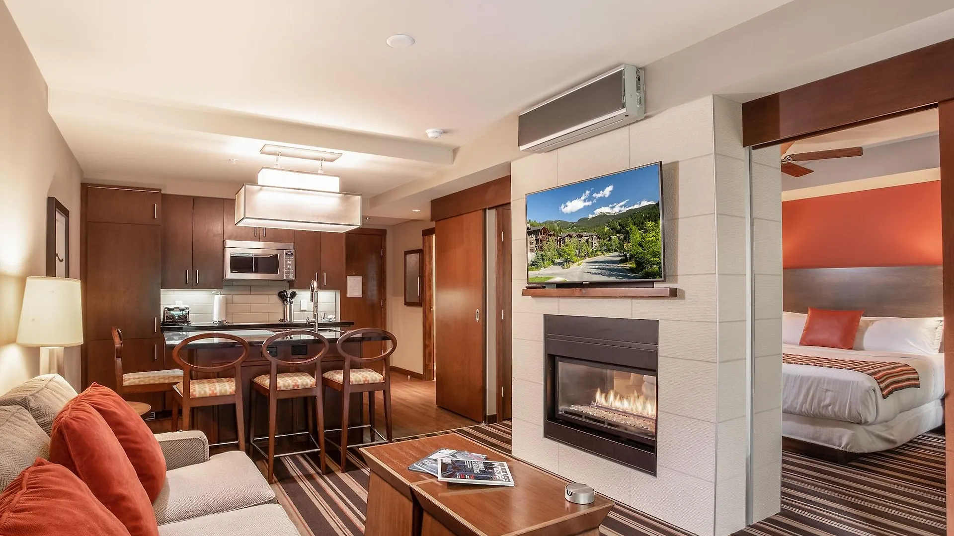 Evolution Whistler Aparthotel 4*,  Canada