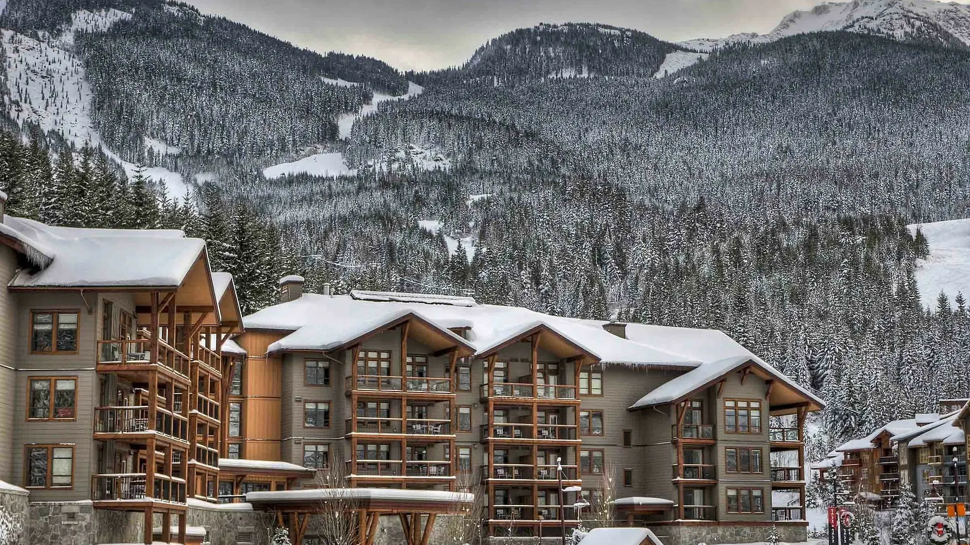 Evolution Whistler Aparthotel 4*,