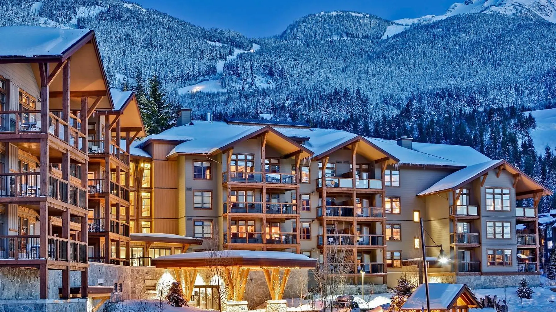 Evolution Whistler Aparthotel 4*,